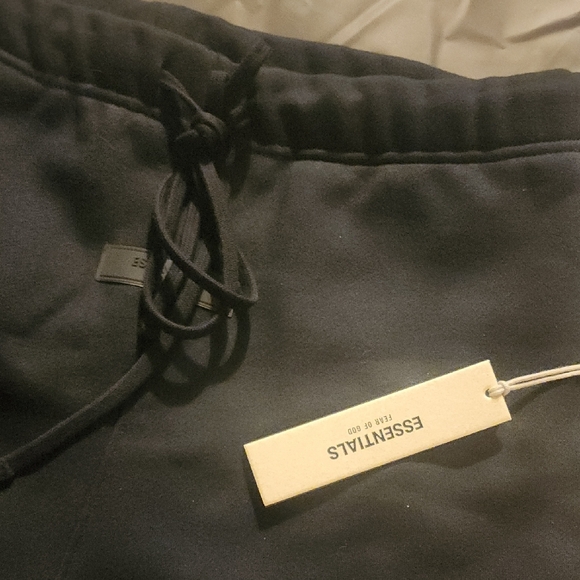 Essentials Black BNWT Large Mens Sweatshorts - Picture 6 of 6